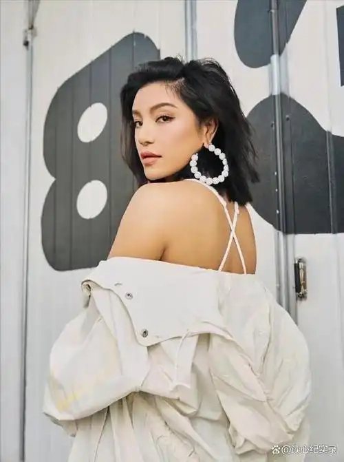 回顾超女冠军江映蓉:因整容失败像"怪物",全身只剩眼珠是自己的