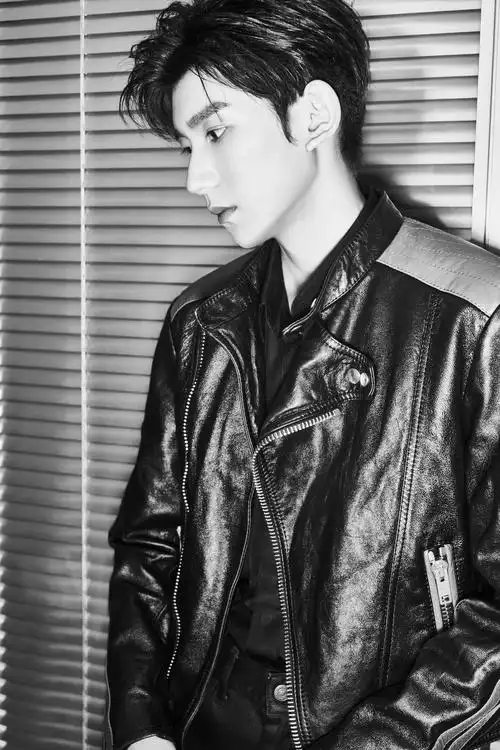 王源最新写真长腿抢眼朋克风造型酷帅十足