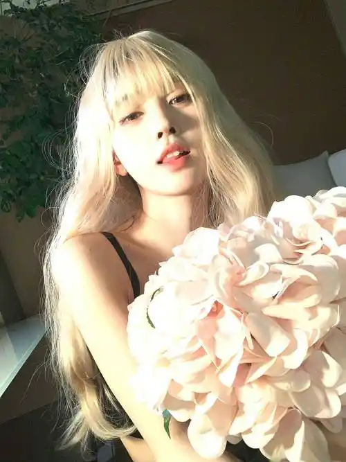 同样是自拍照迪丽热巴杨紫撞姿势鞠婧祎太卷了