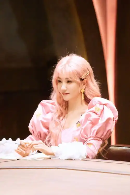 杨蓉超话「蓉匠」#大侦探#捉到了一个从橱窗里跑出来的洋娃娃@杨蓉