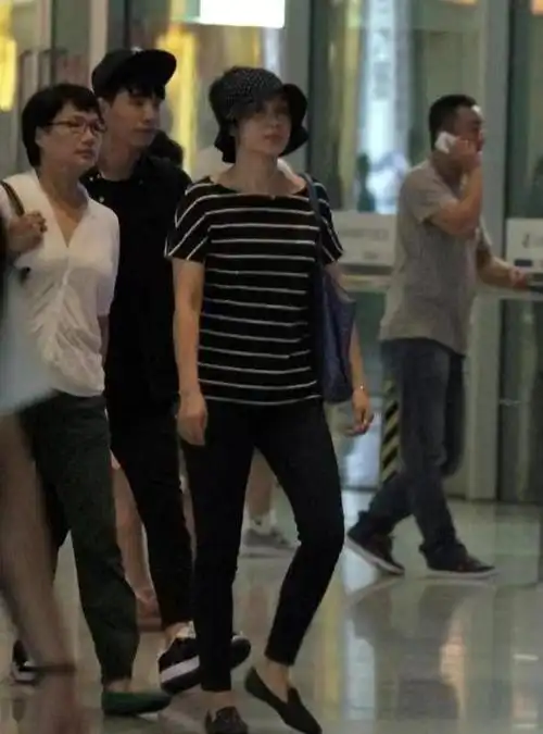 蒋雯丽发福坐公交车,多次脱鞋光脚被批没素质,背奢牌包坐公交?