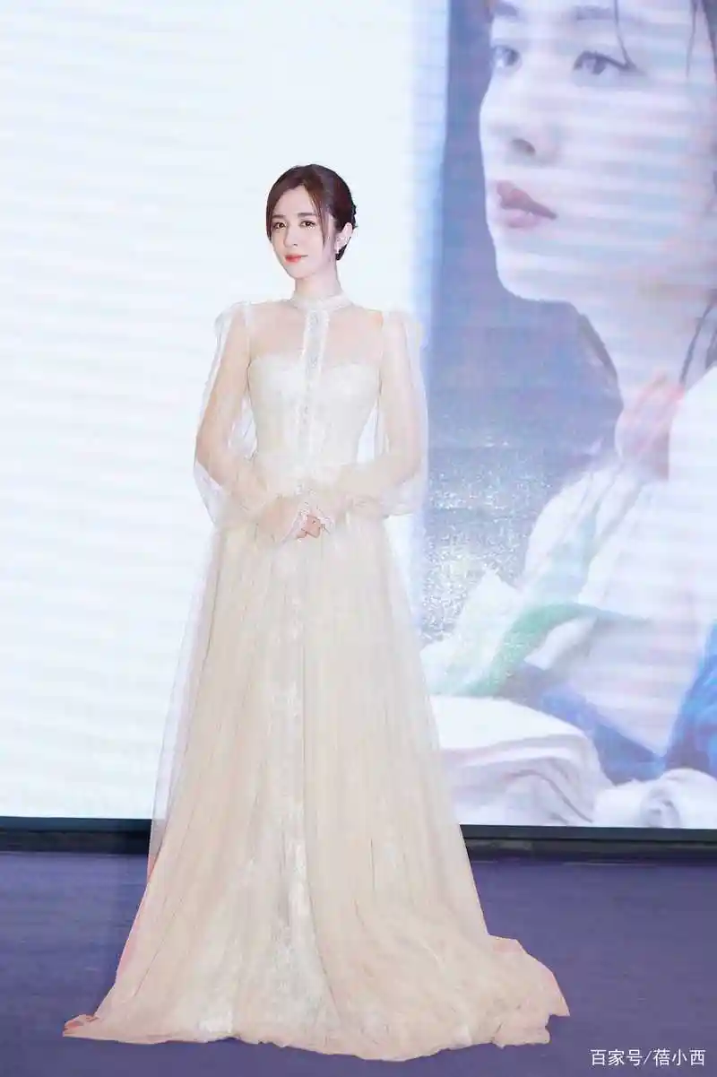 王晓晨也有"饱满身材",穿抹胸纱裙气质撩人,天生丽质让人羡慕