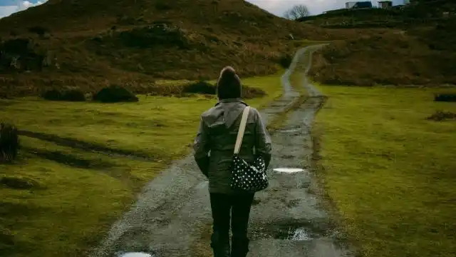 > 走在伤心的路口 1/9张图片 内容简介 走在伤心的路口:一个人走在