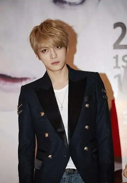 3岁遭父母遗弃,领养后被8个姐姐宠爱,成名后亲生父母却找上门_金在中