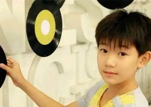 王源很红但在学校并没有朋友,妈妈后悔让儿子出道