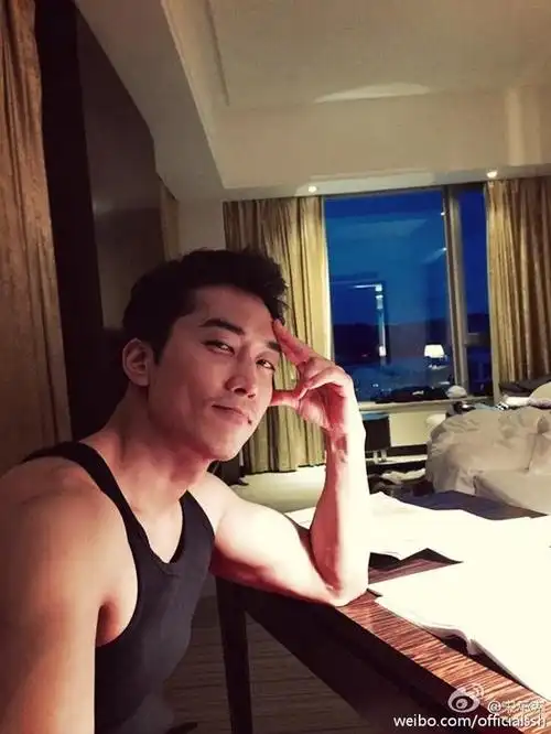 宋承宪微博截图1905电影网讯6月4日,宋承宪微博晒出一张自拍照,照片中
