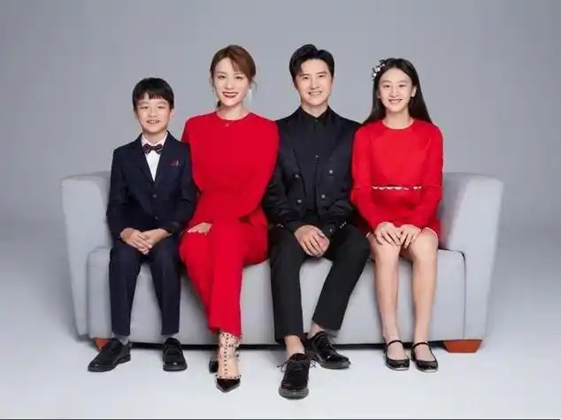 田亮一家四口拍摄新年全家福叶一茜晒幸福每天都团团圆圆