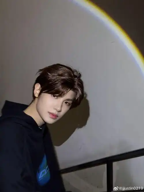 黄明昊彩虹光晕随拍