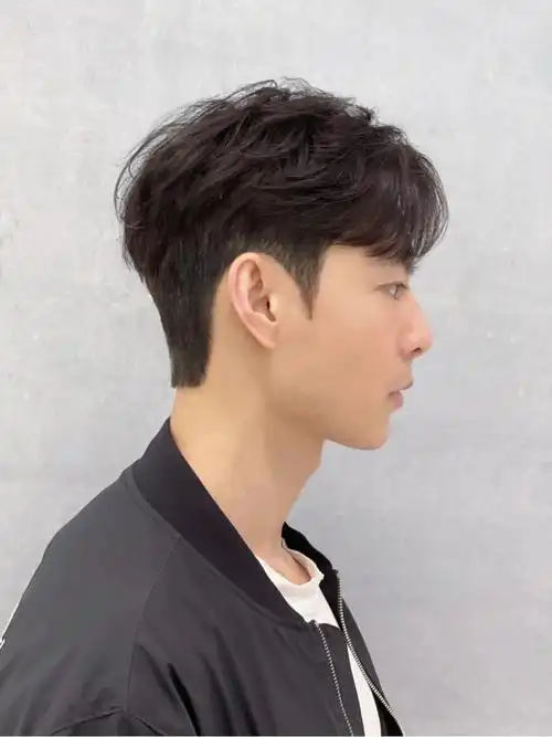 一款很是呆萌气质风式的最新是韩式男生发型图片,以清新自然的乌黑发