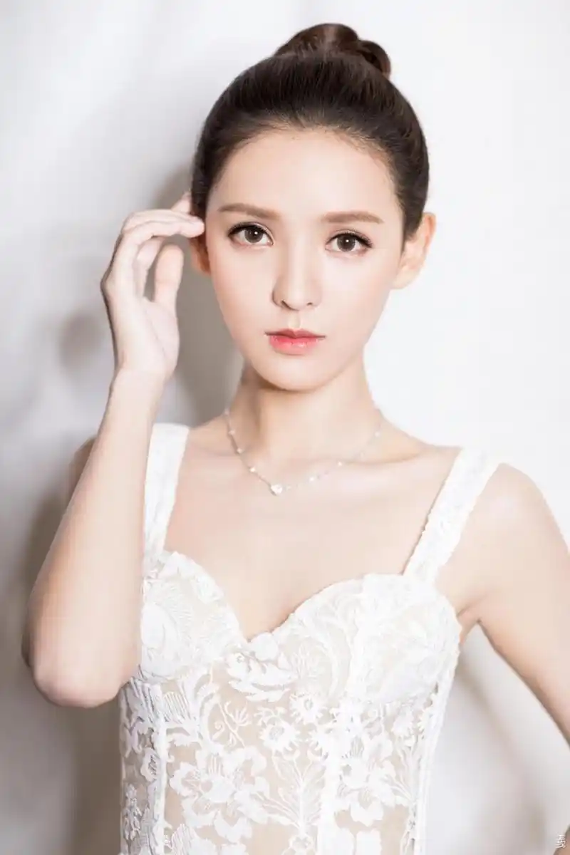 张予曦宛如白天鹅,早期出席活动白色连衣裙亮相,尽显得纯洁优雅