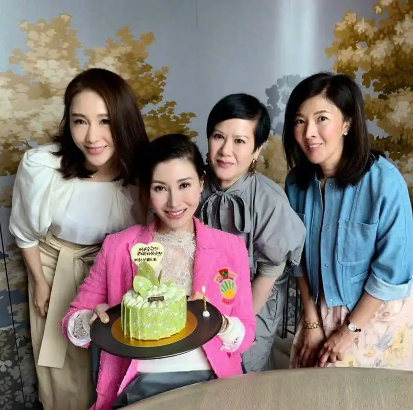 原创48岁李嘉欣撞上47岁黎姿同穿贵妇名媛装网友脸差距不止1岁