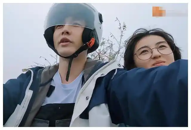 张子枫戴张艺兴的眼镜看到造型后网友满满的文艺范儿