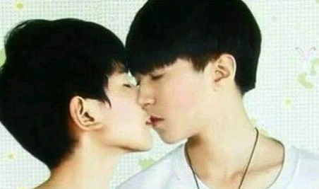 王源和王俊凯吻照