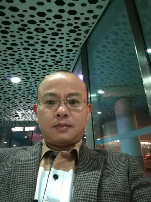 一个秃头的大叔了.