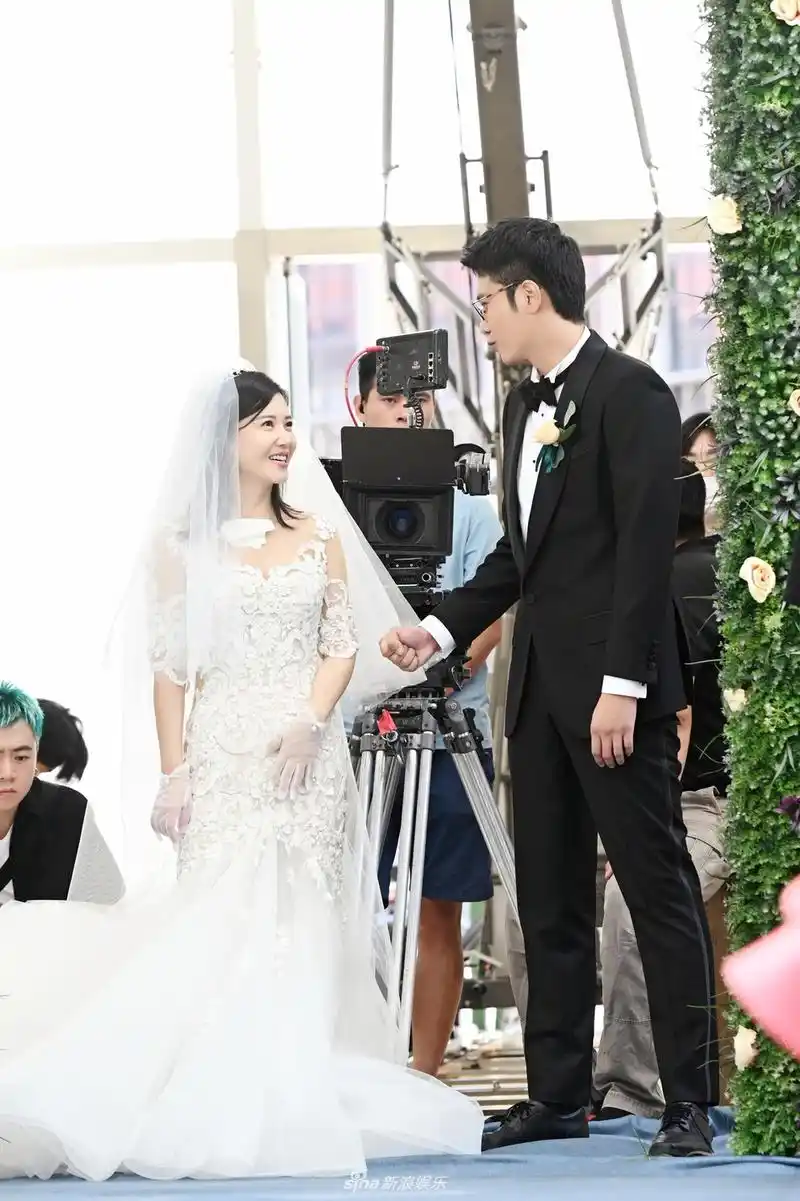 组图:《婚姻的两种猜想》探班 杨子姗彭冠英结婚场景曝光