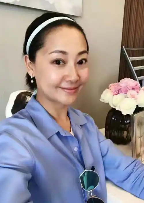 原创张卫健老婆有贵妇范手拎爱马仕西装披身上一看就是阔太太