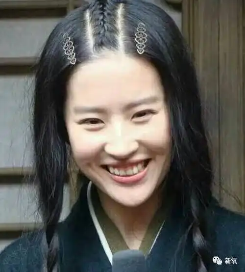 想象一下,如果在同样嘴宽的情况下,刘亦菲正常笑起来差不多会露1,2,3