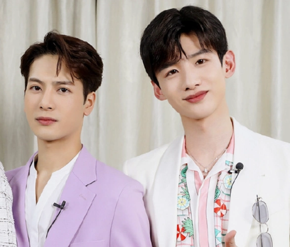 王嘉尔白敬亭塌房时刻活动现场公开表白井柏然被彻底踢出群聊