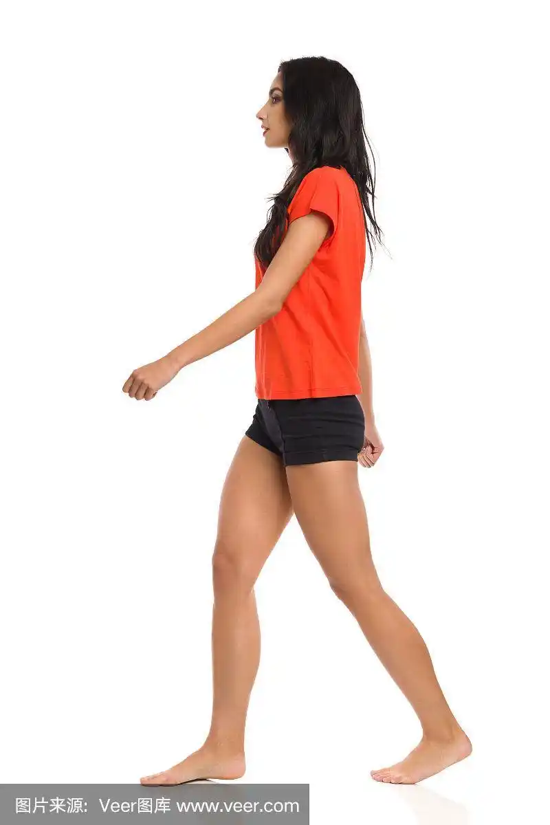 年轻女子赤脚走路.侧视图.