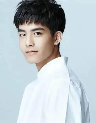 他曾是天天向上主持人,现在成了于正身边红人!