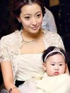 韩国第一美女金喜善回应整容传闻称真没动刀43岁女神风采依旧