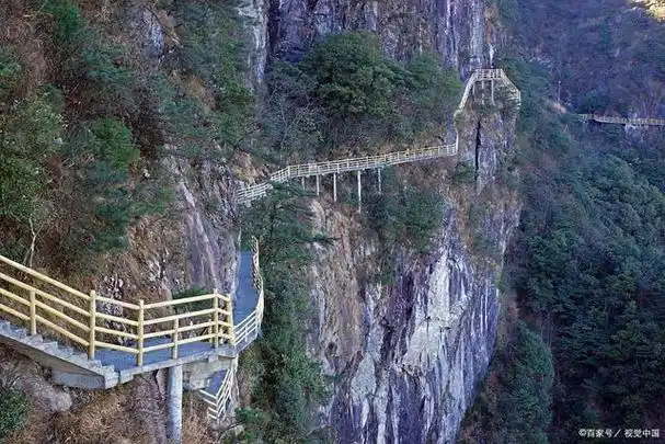 青云栈道是明月山一道别具特色的风景