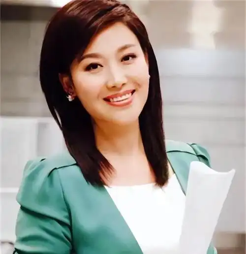 央视主持人郑丽近照,她长相出色,端庄秀丽,有一流的播音功底!