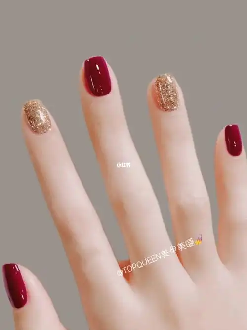 高级显白玫瑰红果酱红亮片跳色美甲97搭配香槟色亮片百搭又耐看