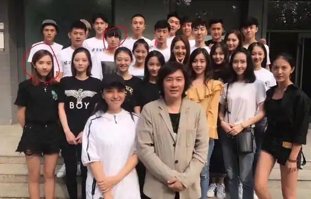 然后在17年,她考进了北京电影学院,她和王俊凯是同班同学,跟他们一届