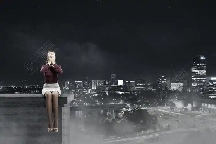 郁闷的女人年轻女子坐在楼顶和用手掌遮住脸2年前发布
