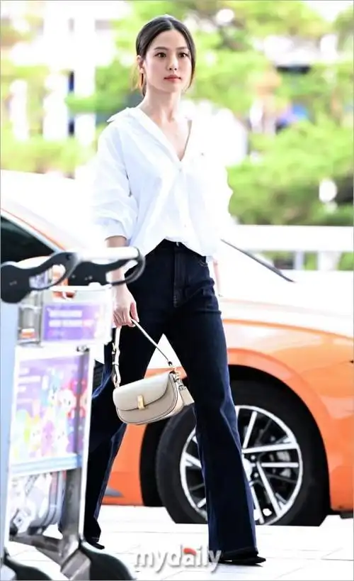 韩国女艺人高敏诗仁川机场启程飞往中国台湾