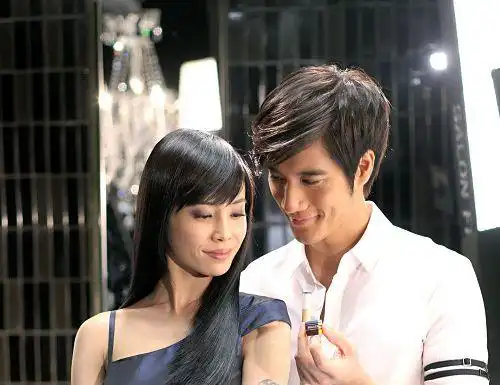 组图蔡依林王力宏十指环扣打台球击浪漫火花