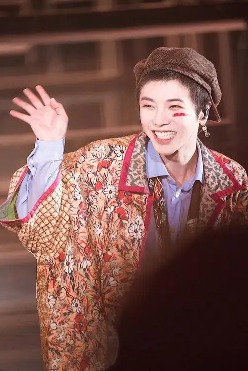 求一张华晨宇笑的甜甜的适合当头像的照片变身治愈楼