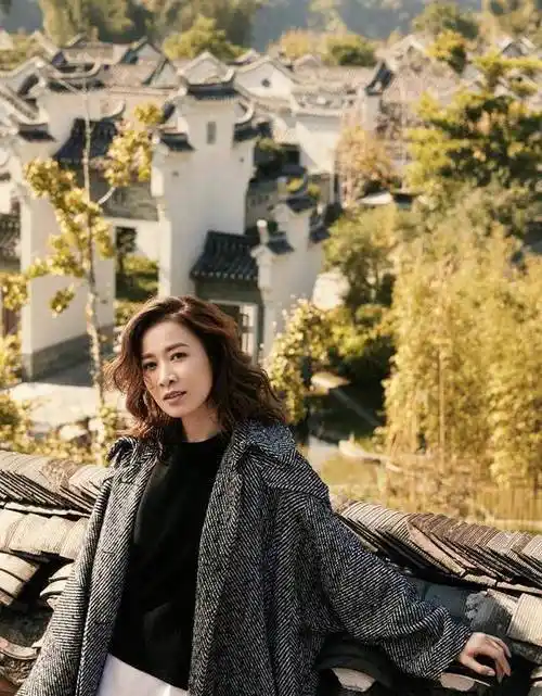 佘诗曼机场照片"曝光",穿破洞背带裤超级减龄,看不出真实年龄_的设计