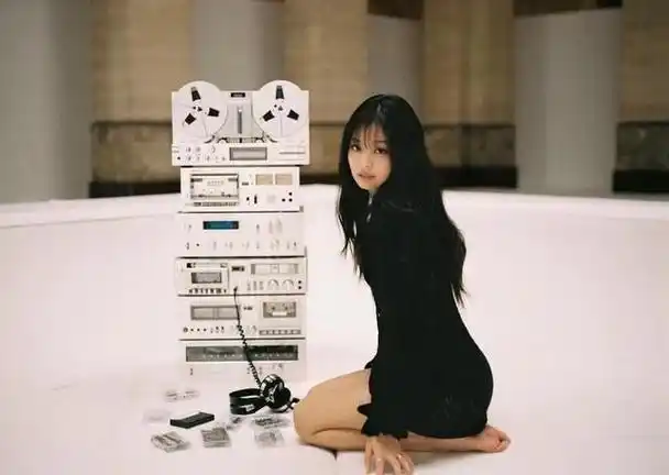 jennie拍广告前在干嘛花絮拍到她做体操大步走模样超可爱