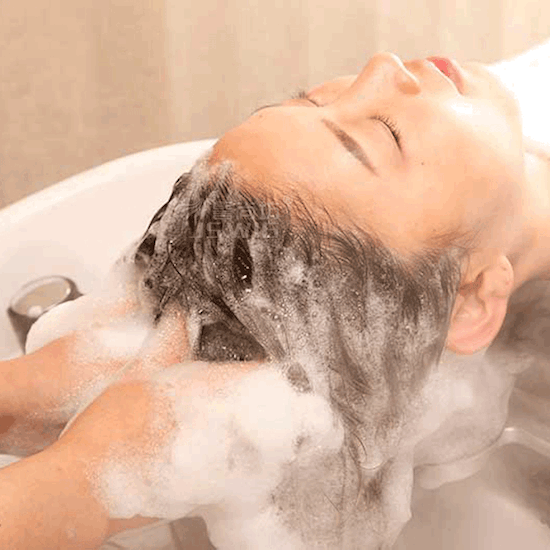 女生大量脱发很可怕,如何防止?试试这种洗发水发,防脱又好用