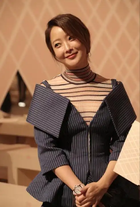 金喜善近照曝光!长发披肩配卫衣清新减龄,曾撞衫古力娜扎也不输