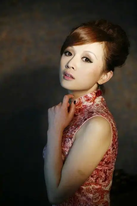 曾于2005年参加超级女声郑州唱区的比赛,荣获唱区第6名.