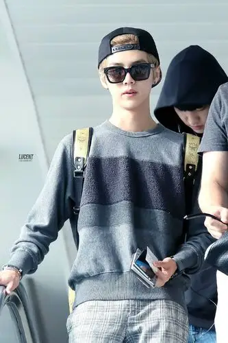 酷与可爱并存 回顾鹿晗墨镜 反戴帽仁川到广州