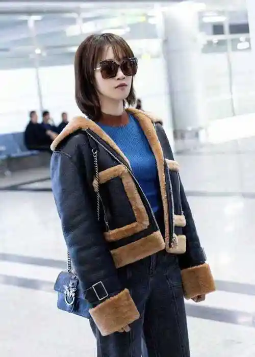 蓝盈莹的机场造型真不错,羊羔毛外套配针织衫,波波头发型好洋气