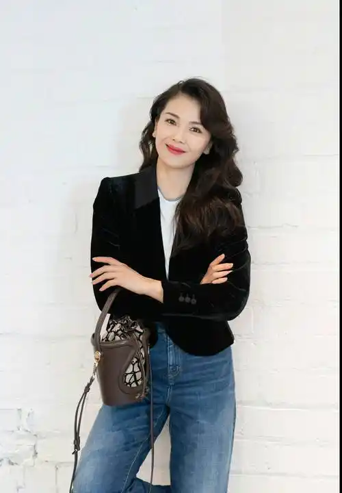 刘涛低调"炫富",背2万1水桶包穿丝绒小外套,气质优雅又高级_西装_时尚