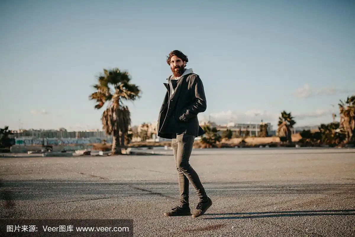 日落时分,穿着城市服装在户外散步的年轻人.