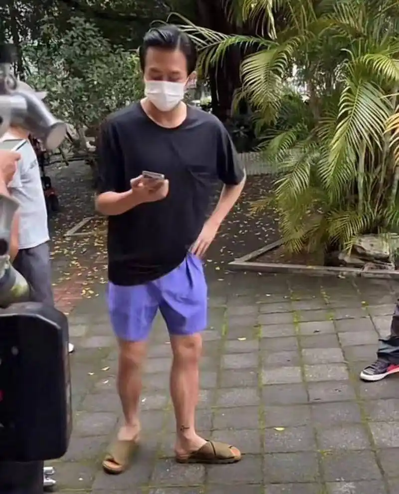 知名演员邓超脚上的大拖鞋,接地气哈!#看剧欢乐多