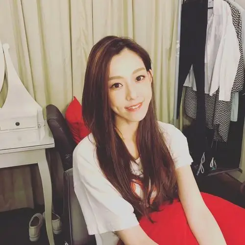 范玮琪曾通过微博晒短发照,并透露怀孕时期严重落发,生产后也没有太大