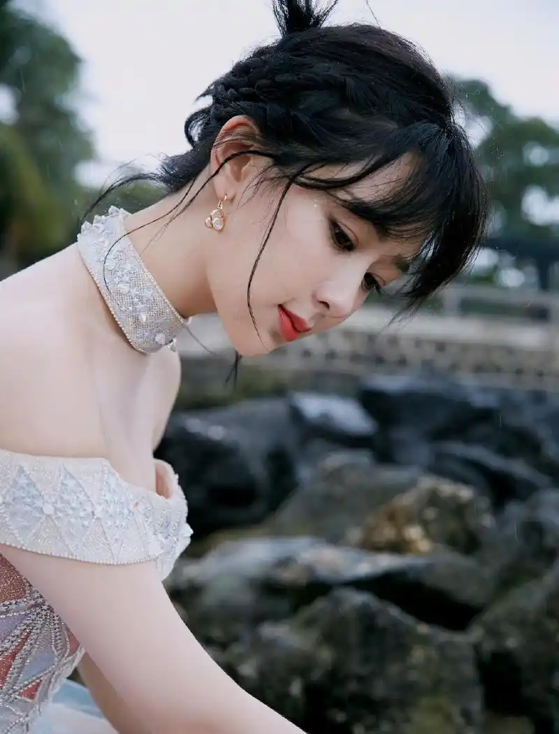 杨紫惊艳韩国,颜值演技双重征服观众 杨紫火到韩国去了,登上韩国的热