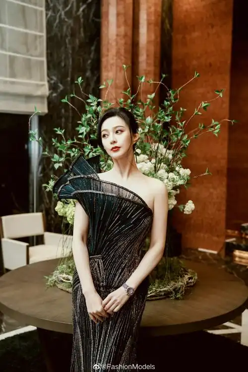 范冰冰#在东京出席品牌活动的两套造型,"一中一西"两种风格都美迪相