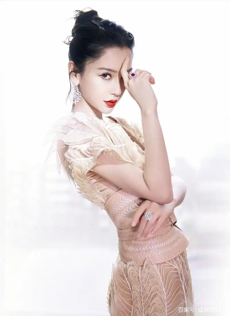 杨颖绝美礼服造型,穿网纹镂空鱼尾裙高贵又妩媚,尽显女神高颜值