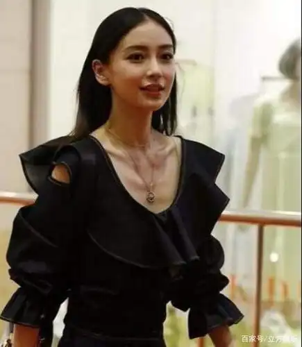 韩红自称年轻时是校花,本以为是开玩笑,看到她18岁照片后我信了