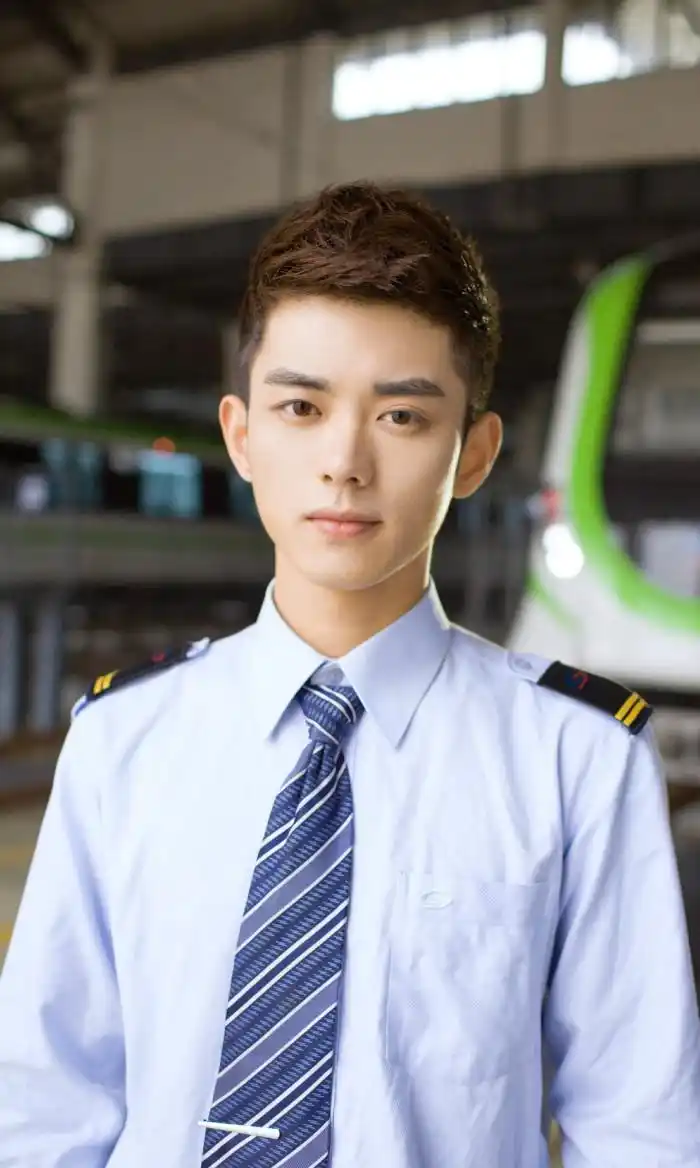 孙佳琪,苏州轨道交通一号线地铁司机,兼职模特"最帅气的地铁司机"