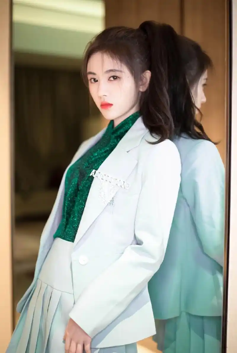 鞠婧祎西装美照大赏,这绝美的颜值让人沉醉,美的不可方物!